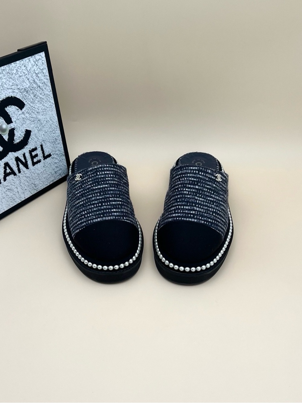 🚩steal CHANEL Navy Tweed Pearl-Trim Slide Mules - Picture 2 of 6